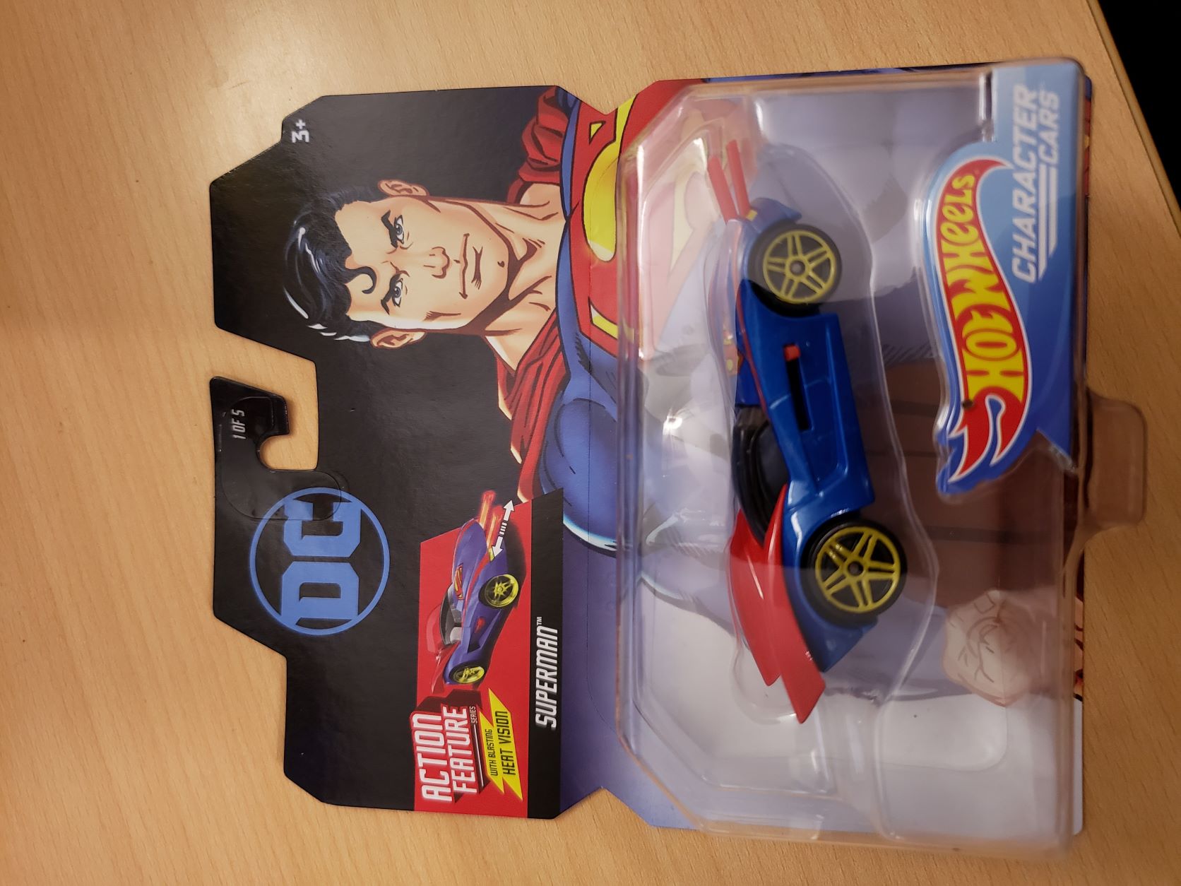hot-wheels-character-cars-dc-comics-superman-heat-vision-01.jpg