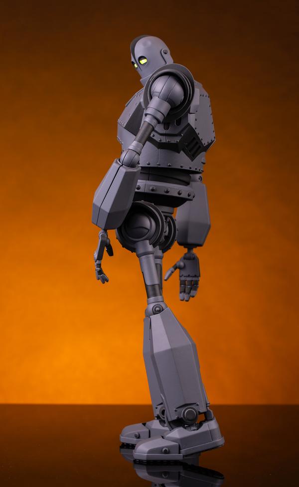 Iron Giant Mondo Mecha Figure